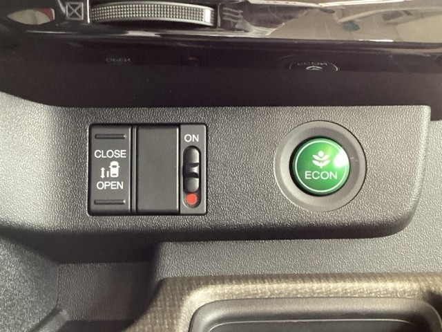左側電動スライドドアは運転席からでも操作ができるように、ハンドル付近に開閉の操作スイッチが付いています。燃費に役立つECONボタンもここです。