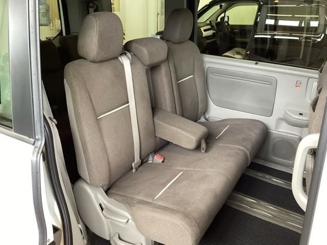 2列目シートは背もたれの角度調節ができるベンチシートになっております。長距離運転になってもゆったりとできるようにアームレストがついてます。