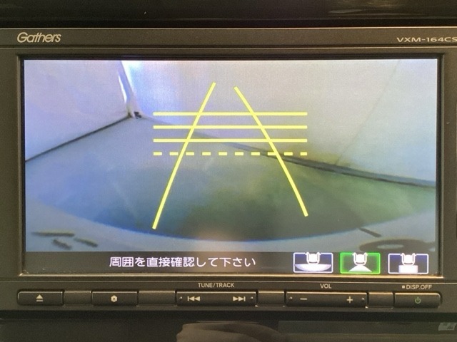 バックでの車庫入れも安心です！　リアカメラが付いているバックモニター付のナビを装備しております。操作線もついており距離感も画面から確認できます。
