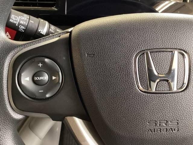 ステアリングスイッチがついていますので、オーディオのチャンネル変更、ボリューム、ジャンル変更が操作可能です。ハンドルから手を離さず安全に操作できます。