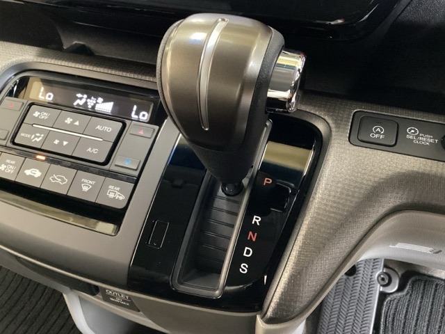 CVT車のセレクトレバーです。低速から高速まで、変速ショックのないスムーズな走りを実現するとともに、エンジン効率のよい領域を維持することで燃費にも貢献します。