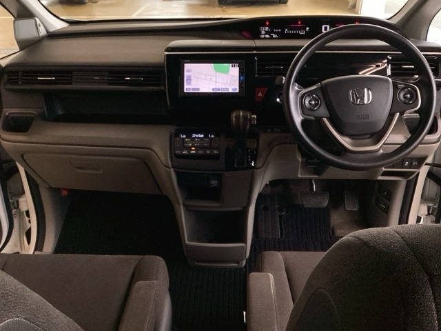 車内は光触媒抗菌消臭施工済です。インパネ周りはスタイリッシュなデザインです。グローブボックスやカップホルダーのほかにトレーなどたくさんの収納スペースが付いています。