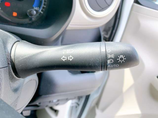 【オートライト】車外の明るさを検知して、自動的にヘッドライトを点灯してくれます♪トンネルを走行する際にも、自動的に点灯してくれて便利な装備の1つです♪