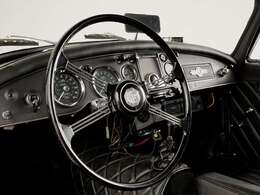 ステアリングホイールのセンタースイッチのMGマークが素敵です。