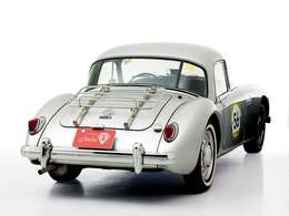 リアビュー全体のカットです。何とも言えないノスタルジックなデザインで愛着がわきそうです。