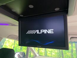 【フリップダウンモニター】大画面モニターで後席でもエンタメをお楽しみいただけます。小さなお子様にも大人気の装備です♪