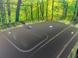 【サンルーフ】開放感たっぷりの希少装備、サンルーフが装着されています！車内に明かりを取り入れたり景色を楽しむ以外にも、車内の空気も簡単に換気できて快適です！