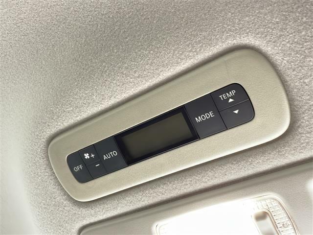 【後席エアコン】後席にもエアコンがついておりますので、車内全体を快適な温度に調節いただけます！