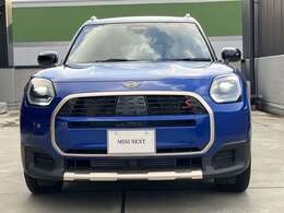 MINIのフロントグリルのデザインはイギリスで生まれた当初から、シルバーのサイドバーが折り重なった伝統的なデザインで御座います。その伝統はBMWのお車になってからでも少しずつ形を変えて守られております