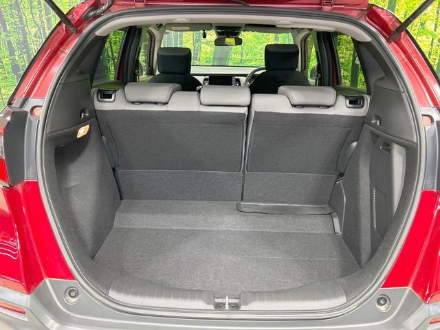 積み下ろしのしやすいデッキにはたっぷりと荷物を積み込んでいただけます。遊びから仕事まで、様々なシーンで頼れます♪