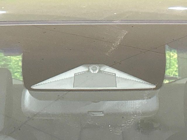 【ホンダセンシング】走行中に前方の車両等を認識し、衝突しそうな時は警報とブレーキで衝突回避と被害軽減をアシスト。より安全にドライブをお楽しみいただけます。