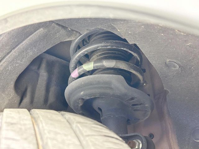 お車を安心してお乗りいただく為には、足回りの定期点検が欠かせません。サービスサポート（有償保証）では無料点検もご提供しており、安心のカーライフをお過ごしいただけるサポート体制が整っています。