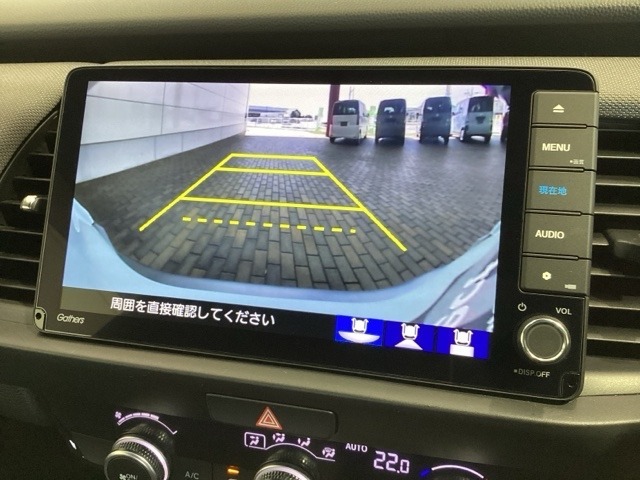 リバースギアに入れるだけで後方の表示へ切り替わります。夜間や雨の日の駐車も楽になりますよ。