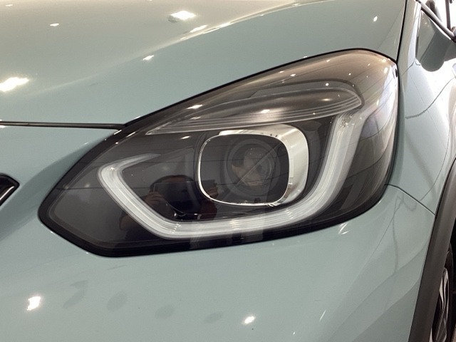 LEDヘッドライトは、点灯の瞬間から最大光量を発揮し、突然暗くなるトンネルなどでの安定感を高めます。