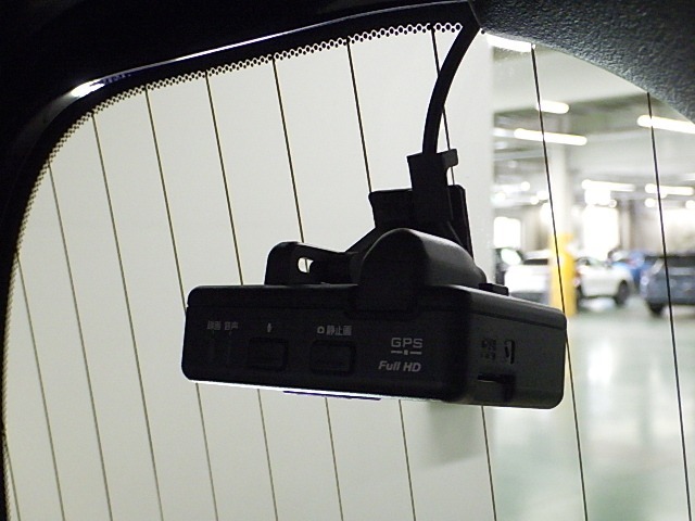【リアドライブレコーダー】後方からのあおり運転や、万が一の事故にあった場合でも、ドライブレコーダーがその瞬間の映像を記録しています！事故だけでなく、楽しいお出かけの風景なども録画してくれています。