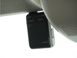 ◆ドライブレコーダー◆映像・音声などを記録する自動車用の装置です。　もしもの事故の際の記録はもちろん、旅行の際の思い出としてドライブの映像を楽しむことができます。