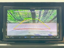 【バックカメラ】駐車時に後方がリアルタイム映像で確認できます。大型商業施設や立体駐車場での駐車時や、夜間のバック時に大活躍！運転スキルに関わらず、今や必須となった装備のひとつです！