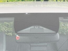 【ホンダセンシング】走行中に前方の車両等を認識し、衝突しそうな時は警報とブレーキで衝突回避と被害軽減をアシスト。より安全にドライブをお楽しみいただけます。