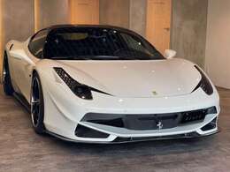 エクステリアカラー はオプションのBiancoAvus/Neroのバイカラーとなります。