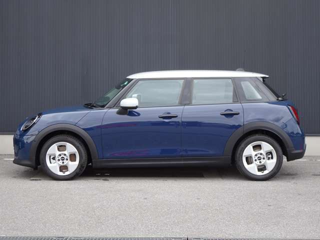 【MINI NEXT 認定中古車】安心の保証プログラムや延長保証など、MINI NEXT車両をご購入いただいたオーナーの皆様に、より快適なMINIライフを楽しんでいただくためのユニークなサービスをご用意しております。