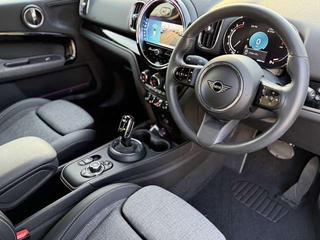 インパネ周りは、MINIの昔ながらのデザインを踏襲しつつ、円形のセンターディスプレイなどが装備され、近代的な仕上がりに！