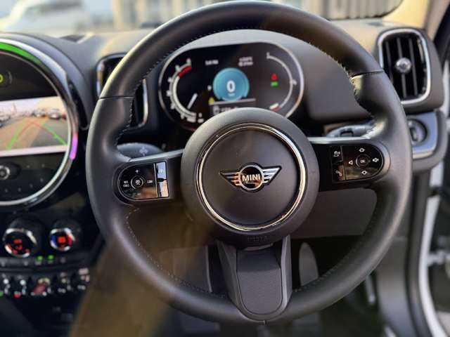 レザーステアリング！握り具合は心地良いです！アクティブクルーズコントロール付。