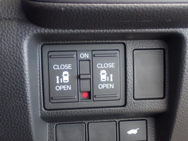 スライドドアは、リモコンなどで自動開閉♪半ドア状態まで閉めると、自動的に全閉する機能付きです！！
