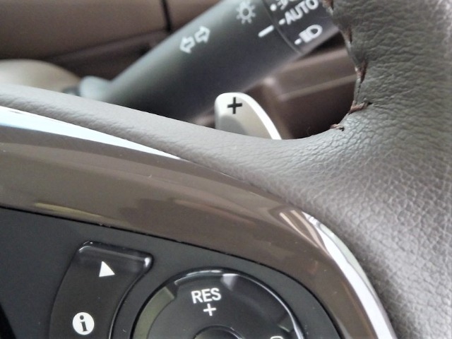ステアリングから手を離すことなく、マニュアル車感覚のシフトチェンジが楽しめます。