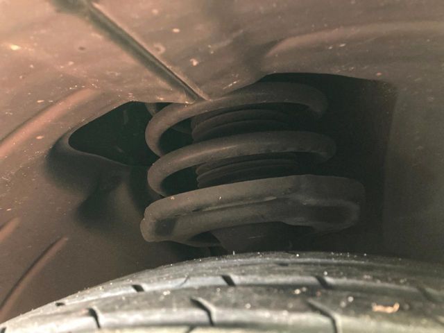 お車を安心してお乗りいただく為には、足回りの定期点検が欠かせません。サービスサポート（有償保証）では無料点検もご提供しており、安心のカーライフをお過ごしいただけるサポート体制が整っています。