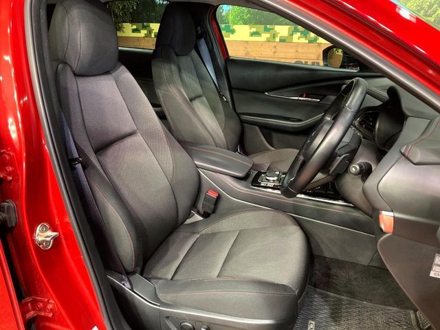 運転席シート廻りは使用感も少なく、良好な状態となっています。丁寧に使われていたことがよくわかりますね。