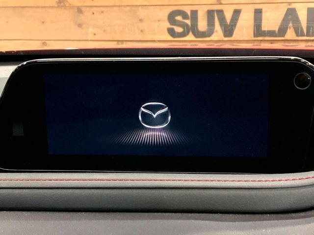 【10.25インチマツダコネクト】車内の雰囲気にマッチした大型ディスプレイ。スマホ接続でのナビ使用やBluetooth再生等、様々な機能が楽しめます。直感的なダイヤル操作が可能で、使い勝手も良好です。
