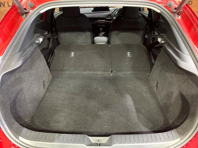 普段のお買い物や通勤、送迎等に十分な荷室スペースを確保しております。セカンドシートを倒すと、大きな荷物の積載も可能です♪