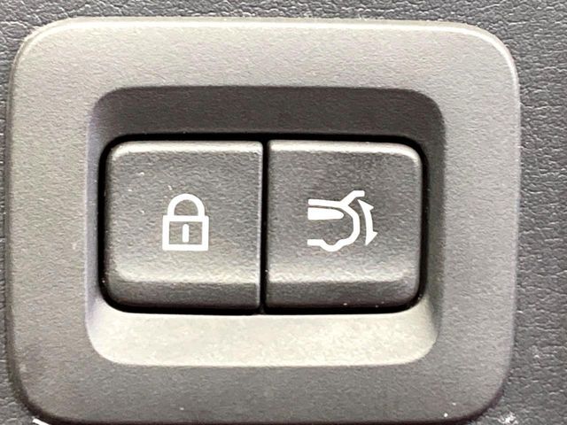 【パワーバックドア】スマートキーや運転席のボタンを押すだけでリアゲートが自動で開閉します！荷物を持っている時や、高い位置にあるバックドアを閉める際に便利な機能です♪