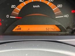 メーターパネル内の液晶ディスプレイには燃料残量計や走行距離を表示！