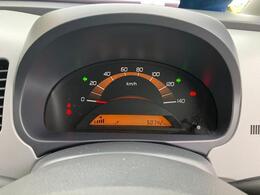 メーターパネルはオレンジ色のシンプルで計器類が確認し易いデザインを採用！