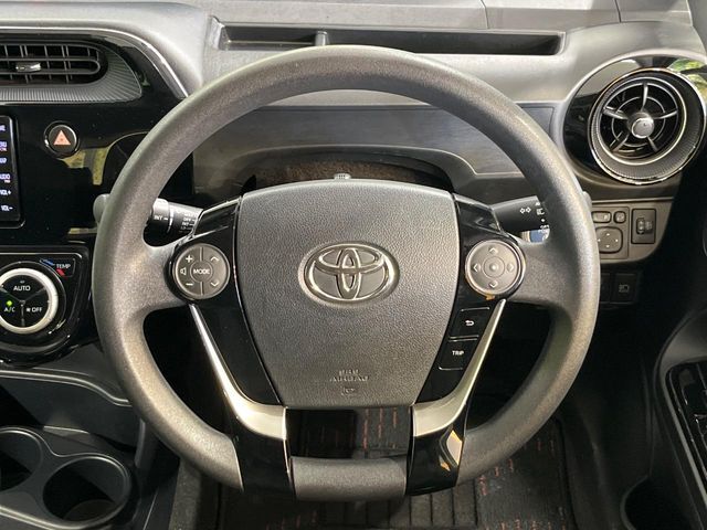 インテリアに合わせたデザインのステアリングは、運転される方のことも考え、運転しやすい形状、大きさです。是非一度、実際に触ってお確かめください。