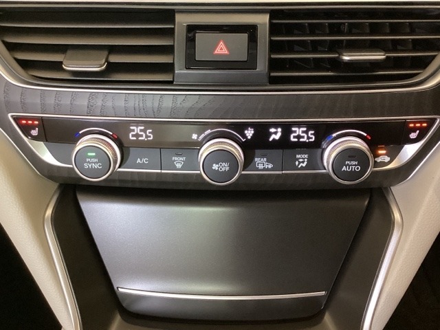 プラズマクラスター付き・オートエアコンがついてます。左右独立で温度設定のできるデュアルオートエアコンです。パネル内のシートヒータースイッチは前席の左右別々に3段階で温度設定ができます。
