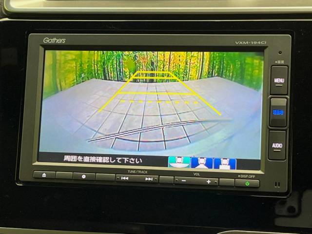 【バックカメラ】駐車時に後方がリアルタイム映像で確認できます。大型商業施設や立体駐車場での駐車時や、夜間のバック時に大活躍！運転スキルに関わらず、今や必須となった装備のひとつです！