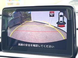 【バックカメラ】駐車時に後方がリアルタイム映像で確認できます。大型商業施設や立体駐車場での駐車時や、夜間のバック時に大活躍！運転スキルに関わらず、今や必須となった装備のひとつです！