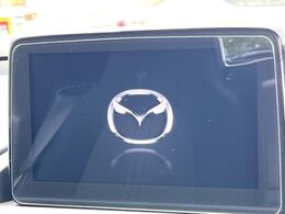 【マツダコネクトナビ】車内の雰囲気にマッチした一体型タイプのナビ。各種車輌設定やBluetooth再生等、様々な機能が楽しめます。直感的なダイヤル操作が可能で、使い勝手も良好です。
