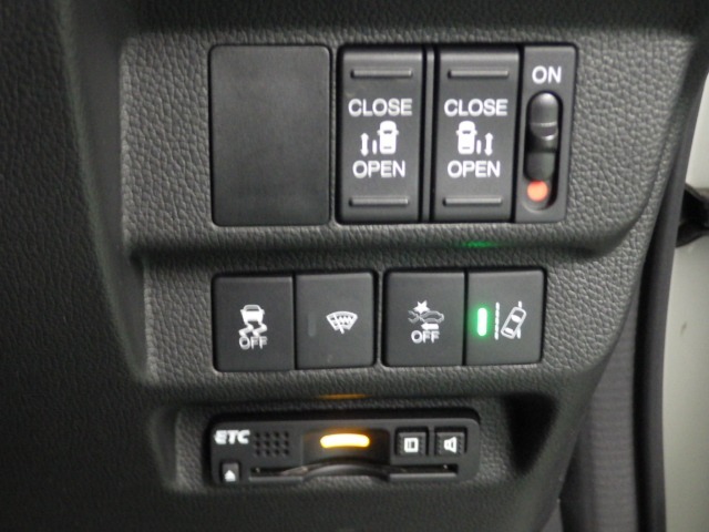 【両側パワースライドドア】両側がパワースライドドアになっており、運転席のスイッチやスマートキーのボタンからでも開閉が可能です！狭い駐車場等でのお子様の乗り降りに便利です！