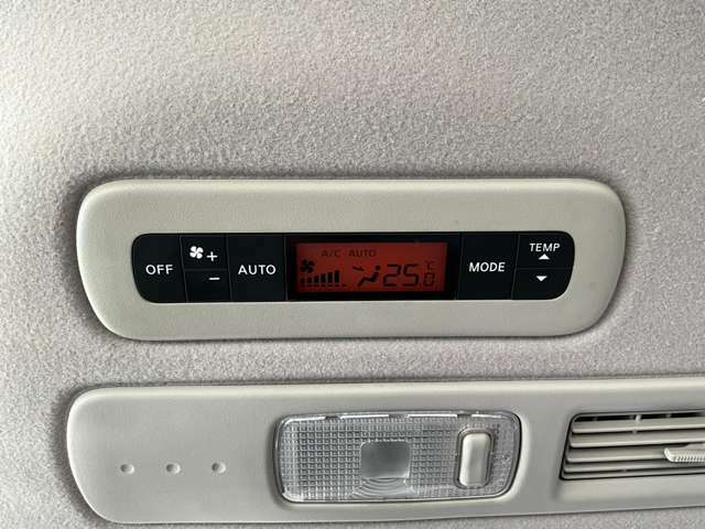【リアエアコン】後部座席にもエアコン吹き出し口があり、お好みの温度に設定できます♪