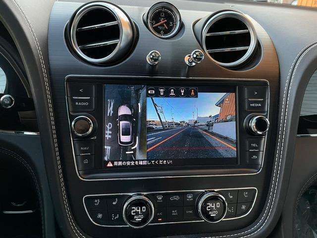 バックビューカメラはもちろん全方位カメラも装備されており、駐車時や狭い場所での運転をサポートし、周囲の状況を把握しやすくします。