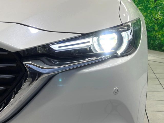 【LEDヘッドライト】悪天候や夜間走行時も良好な視界を確保し安心して運転できる高輝度LEDヘッドライトを装備！点灯速度が早く、消費電力も抑えられています。
