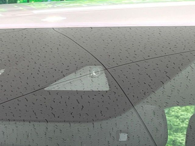 【i-ACTIVESENSE】走行中に前方の車両等を認識し、衝突しそうな時は警報とブレーキで衝突回避と被害軽減をアシスト。より安全にドライブをお楽しみいただけます。