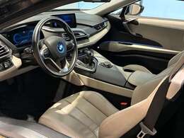 シザースドアを開けるとタイトなコックピットが。