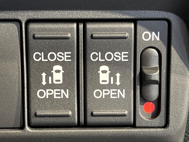 【両側パワースライドドア】スマートキーや運転席のスイッチで後席両側スライドドアの開閉が可能♪電動だから力を入れてドアを開ける必要が無く、小さなお子様でも簡単に開け閉めでき快適です♪
