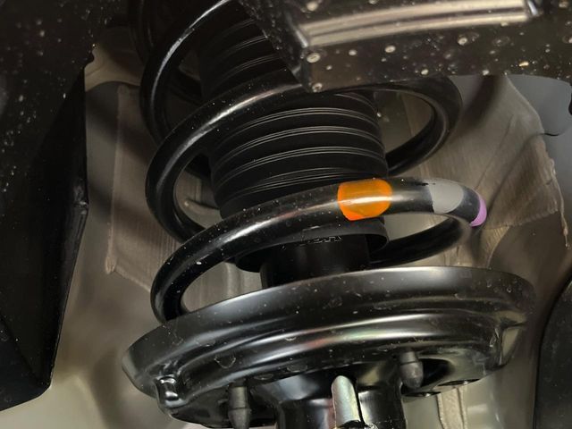 お車を安心してお乗りいただく為には、足回りの定期点検が欠かせません。サービスサポート（有償保証）では無料点検もご提供しており、安心のカーライフをお過ごしいただけるサポート体制が整っています。