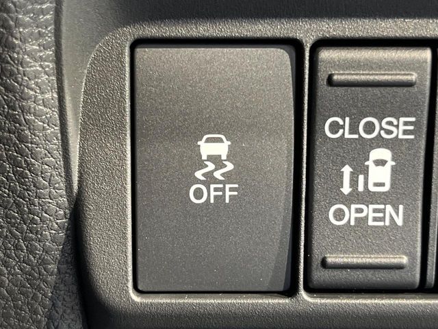 【横滑り防止装置】車両の横滑りを感知すると、自動的に車両の進行方向を保つように車両を制御します。雨の日など滑りやすい路面状況でも安全な運転が可能です。