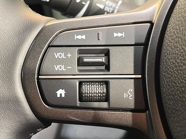 【ステアリングスイッチ】運転中、前方から目線をそらすことなく、オーディオ等の操作が可能な便利機能！安心＆快適なドライブを演出してくれます♪